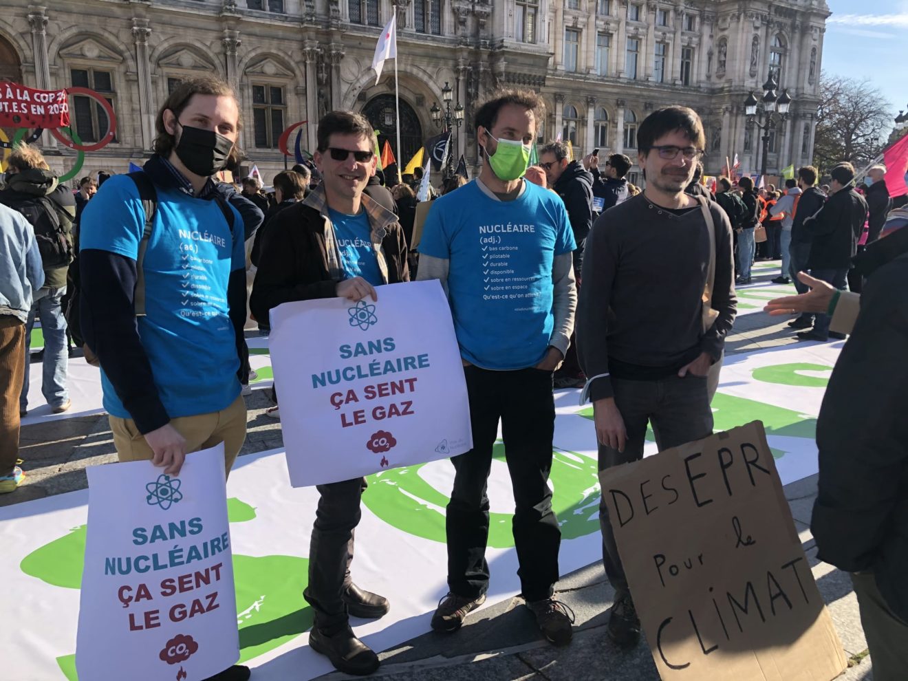 Membres des Voix au début de la manifestation à Paris
